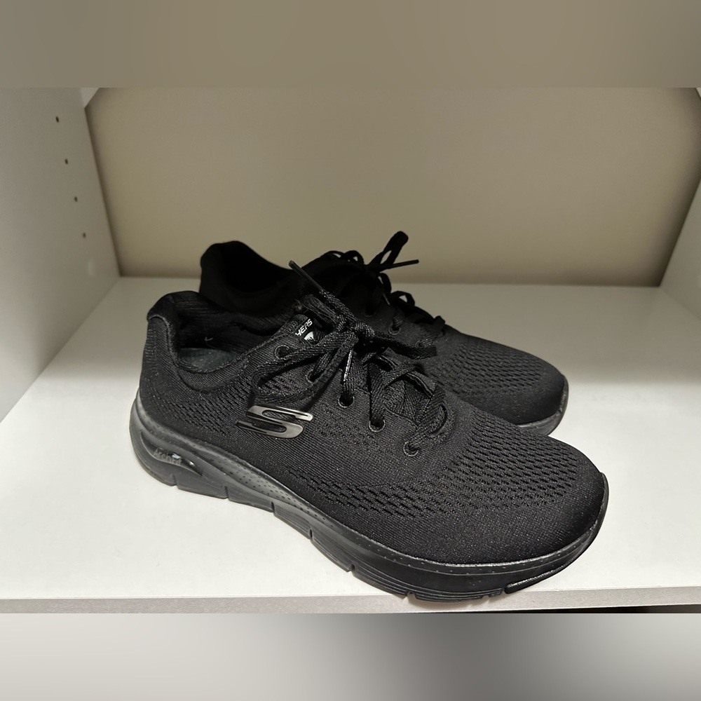 SKECHERS arch fit all black sneakers